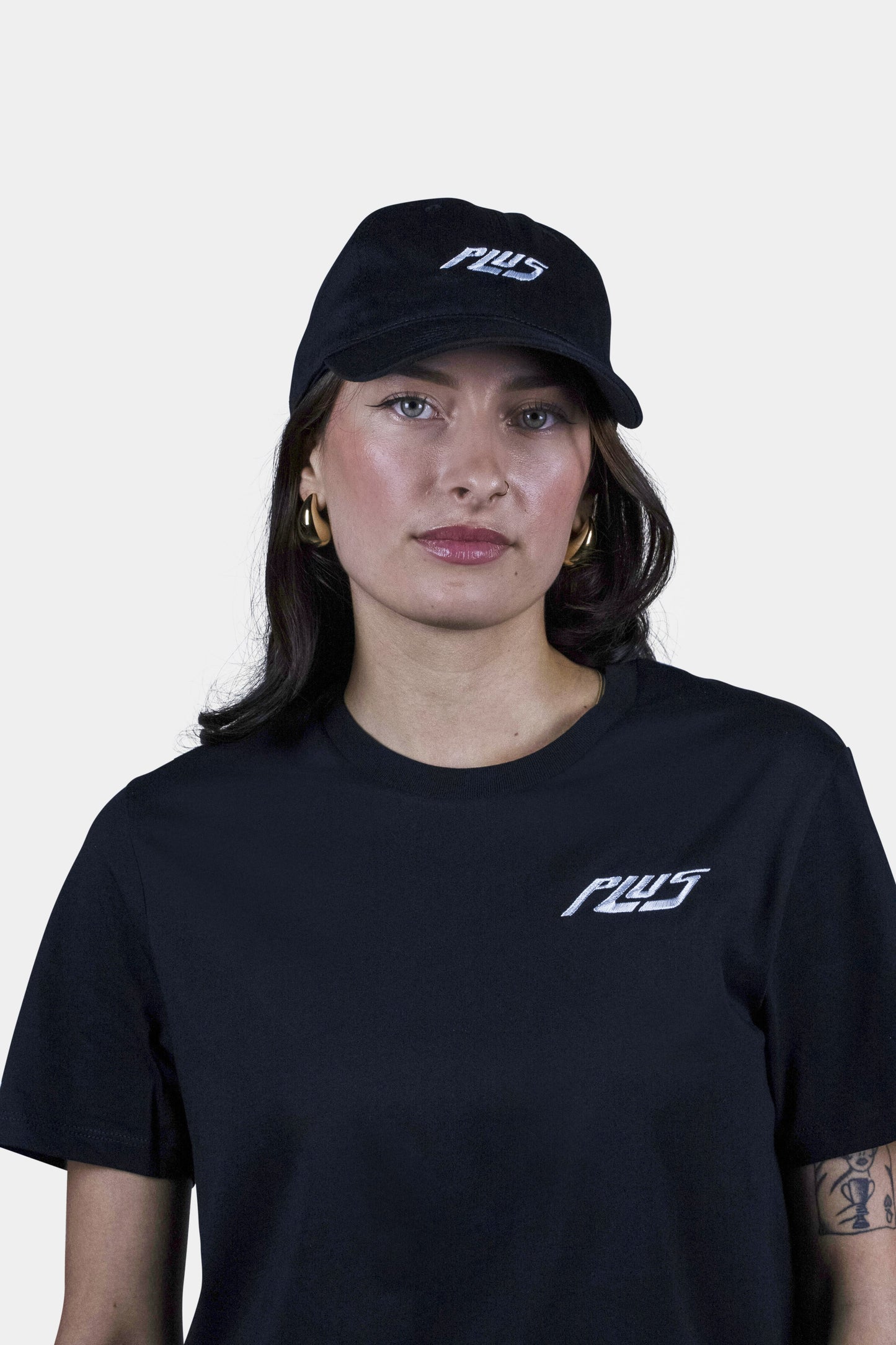 Adjustable black baseball cap with embroidered logo, perfect for sun protection and casual style