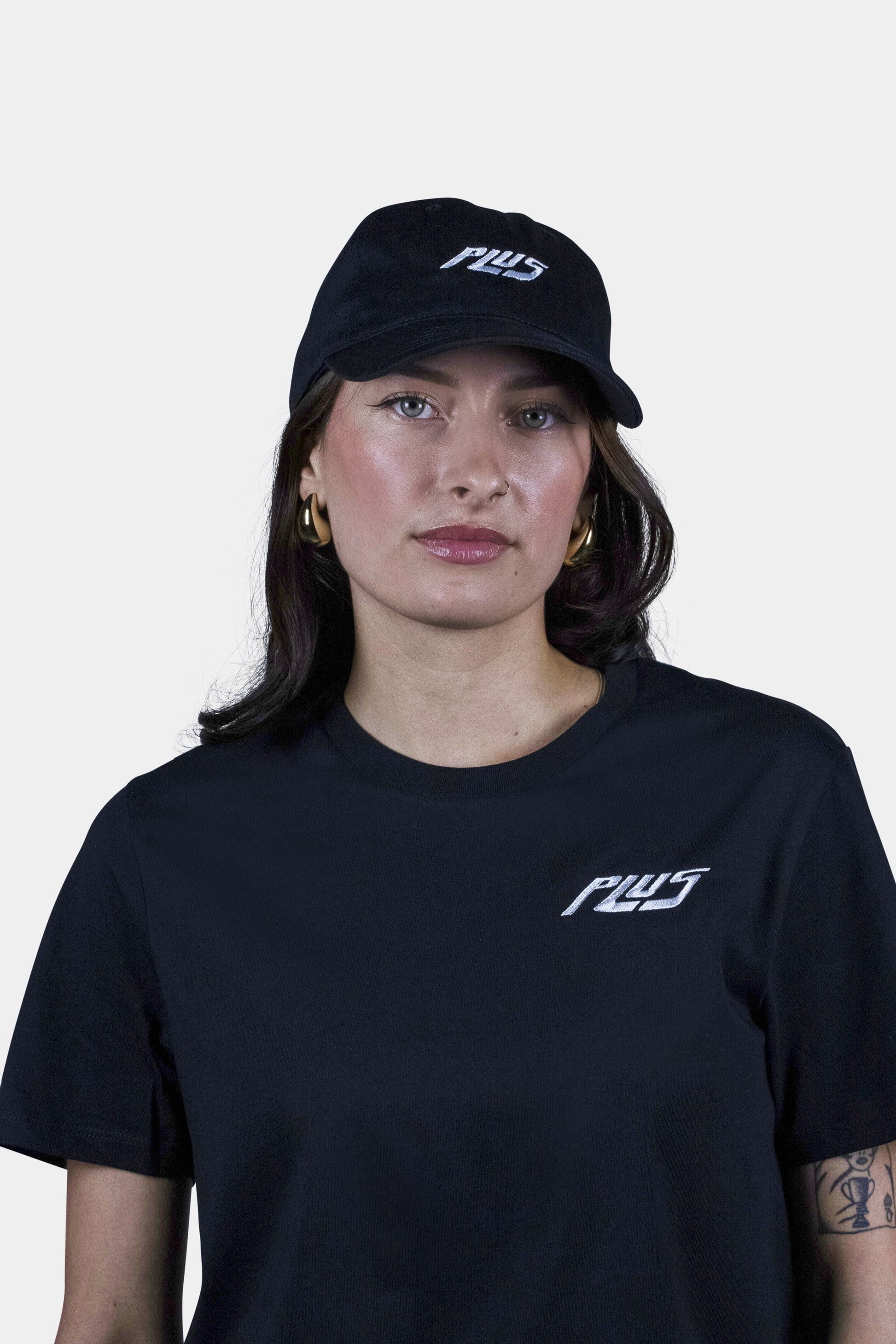 Adjustable black baseball cap with embroidered logo, perfect for sun protection and casual style