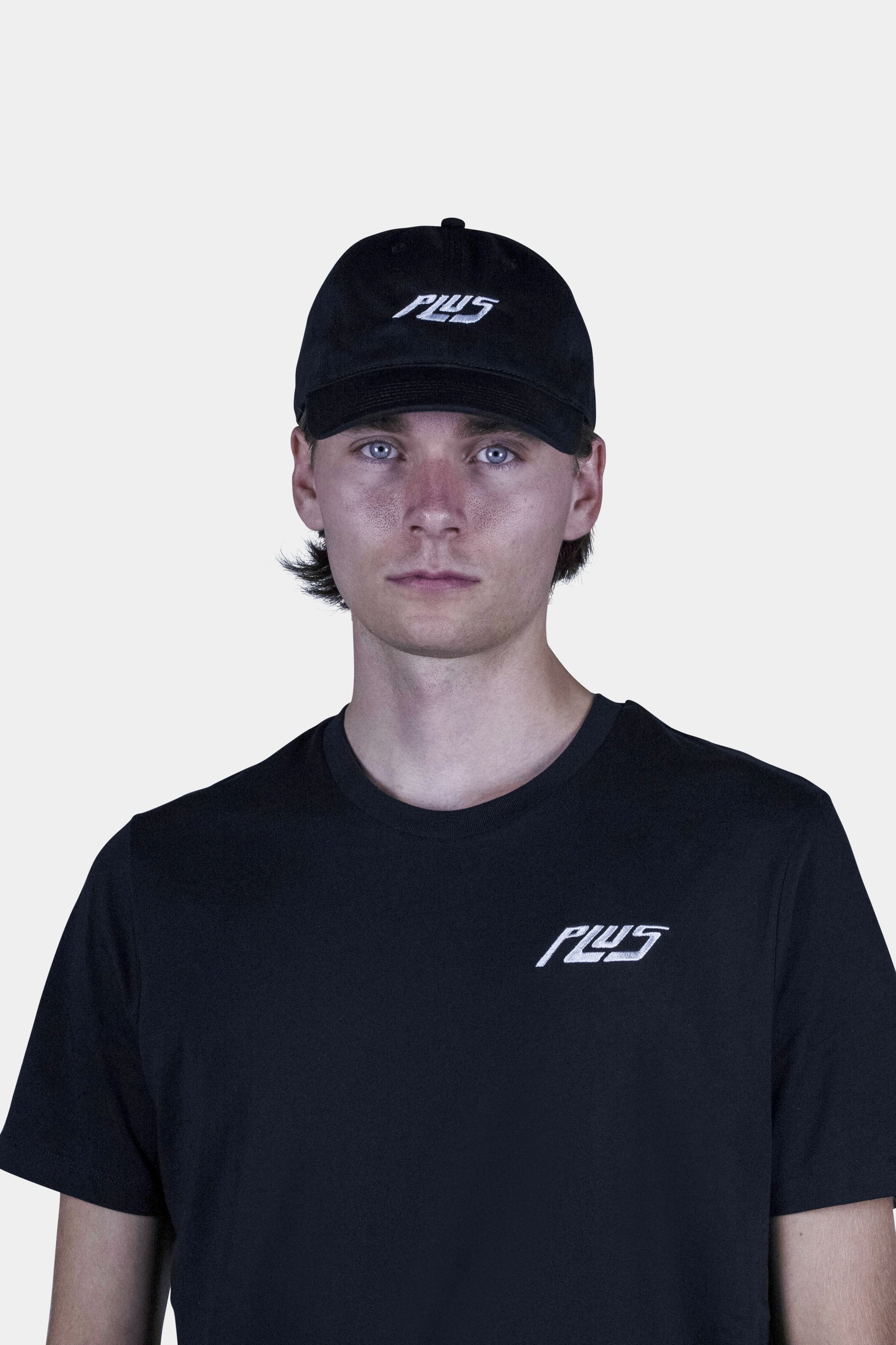 Adjustable black baseball cap with embroidered logo, perfect for sun protection and casual style
